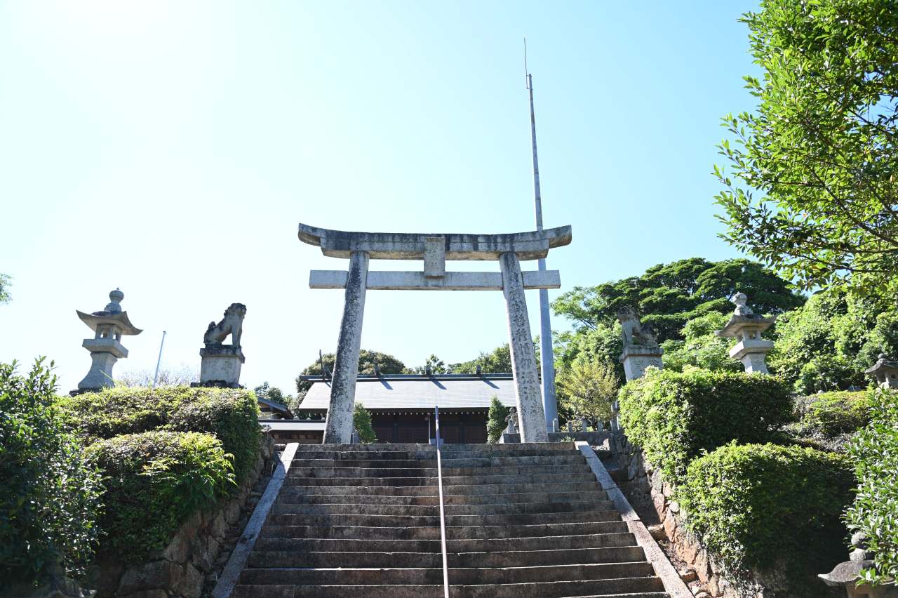 神社の鳥居と石の階段