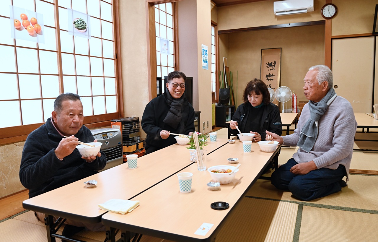 七草飩を食べに集まった人