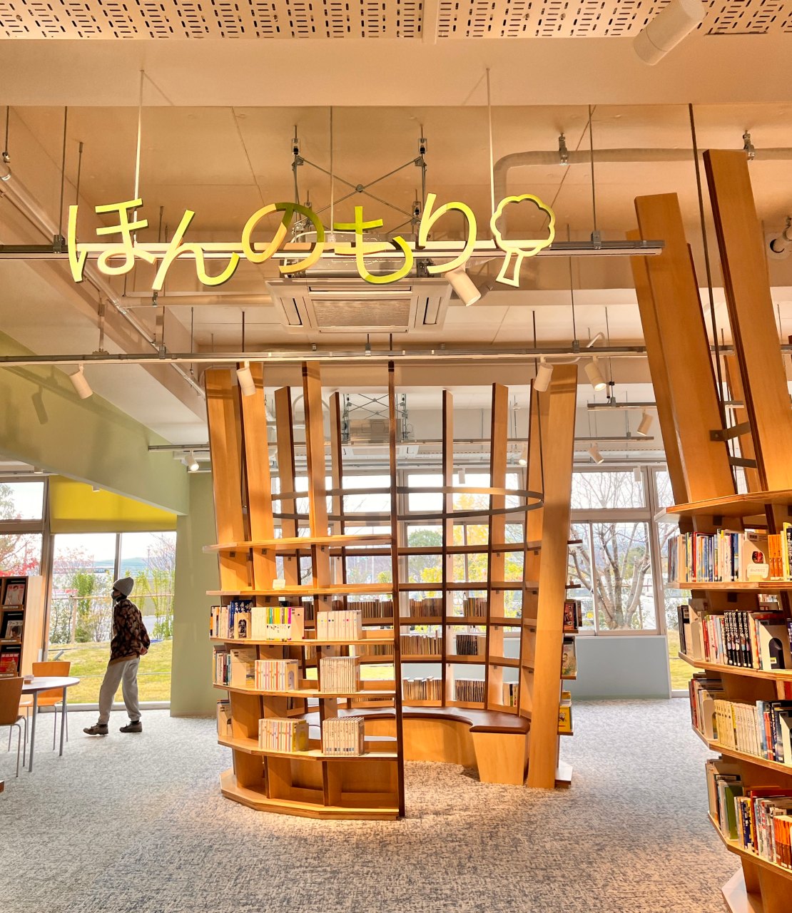 木の香りがする図書館