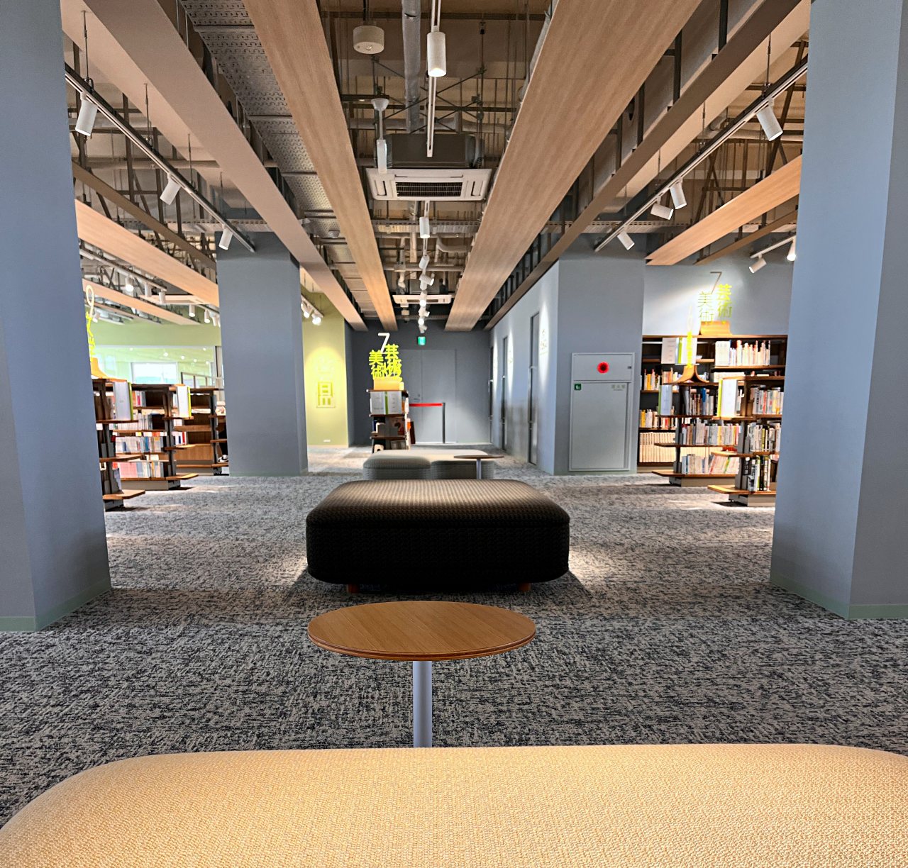 大きなソファがある図書館